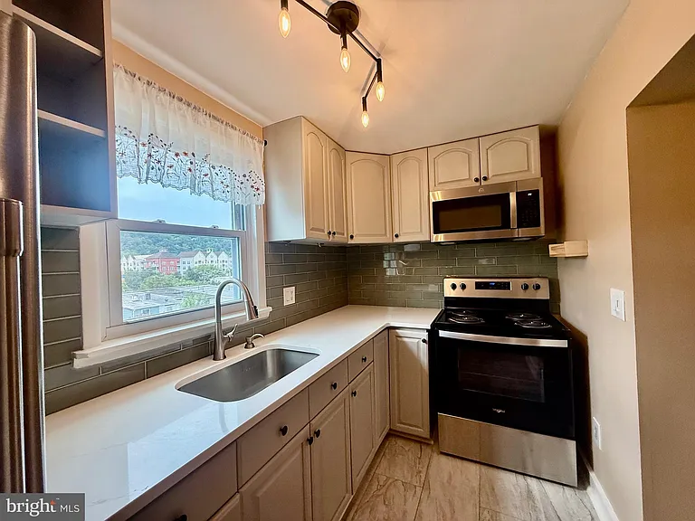 367 E Hector St — Photo 6