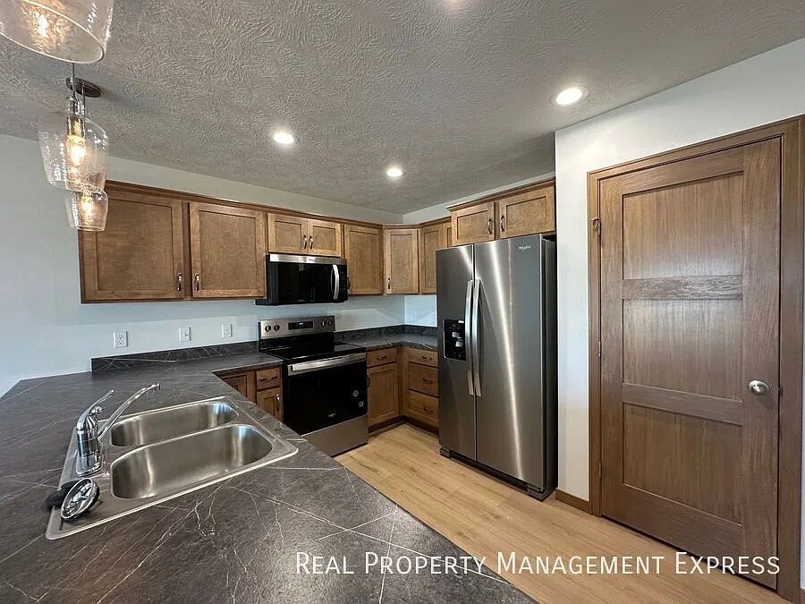 Beautiful 3 Bedroom 2.5 Bathroom Townhome — Photo 3