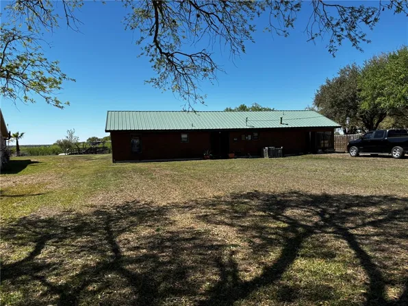 137 Harbor Cir, Mathis, TX 78368