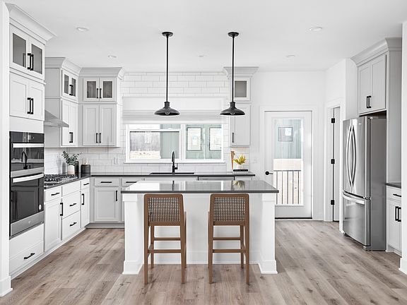 Kitchen w Balcony Access