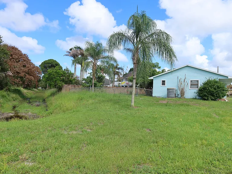 601 SE Polynesian Ave — Photo 30