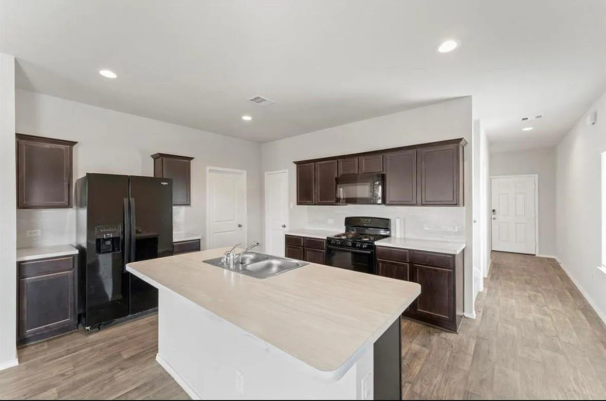 4 bed, 2.5 bath, 2186 sqft, $2,200 — Photo 3