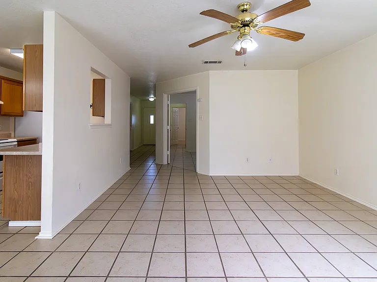 1203 Fox Creek Dr — Photo 3