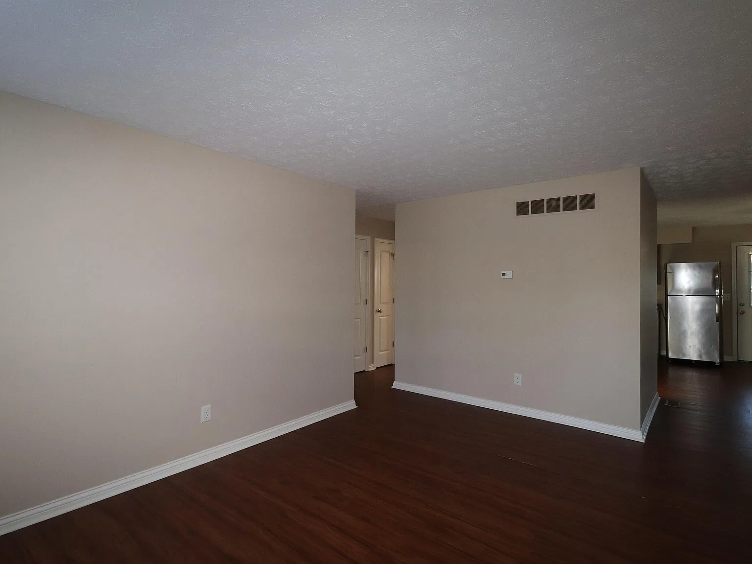 2 bed, 1.0 bath, 915 sqft, $950 — Photo 2