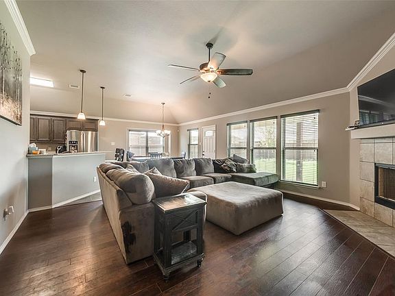 3rd image of 102 Poinsetta Dr
