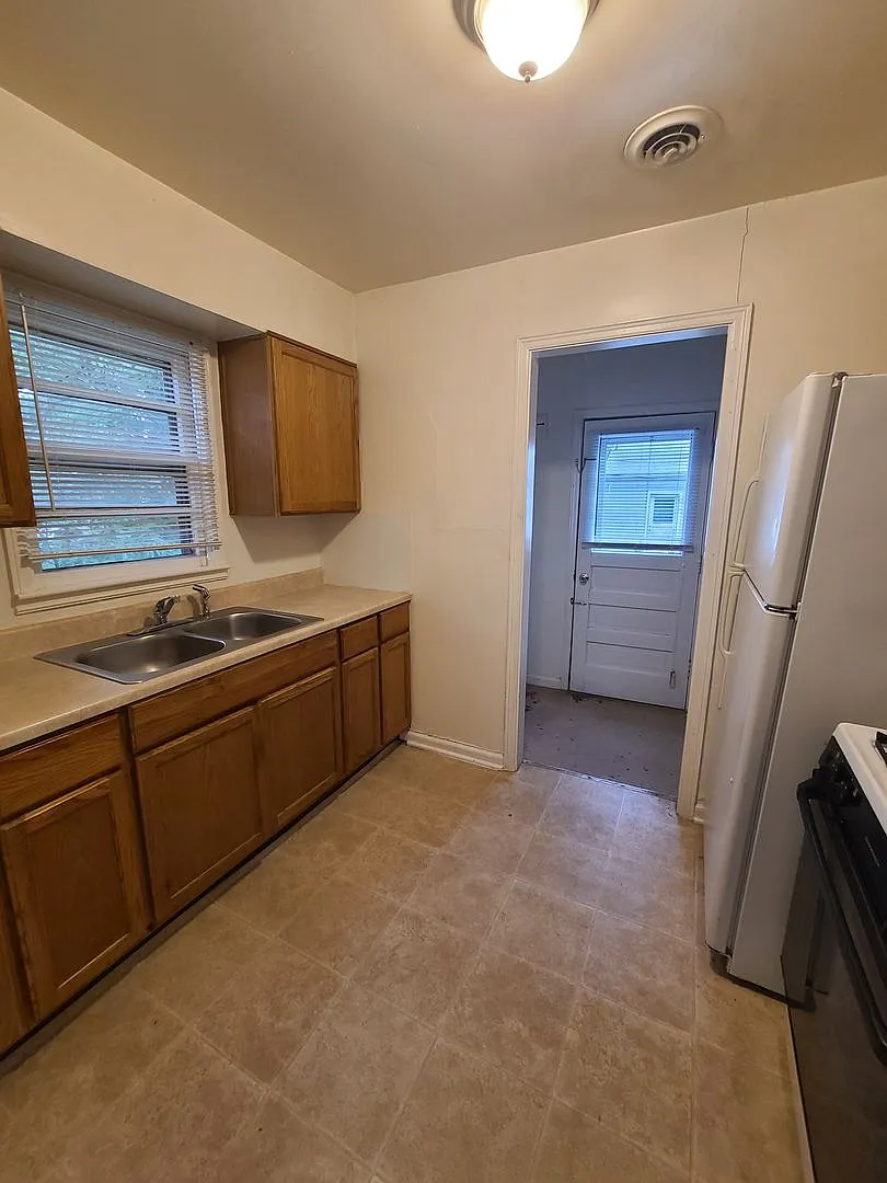 2 Bedroom Single Family Home Pet Friendly — Photo 4