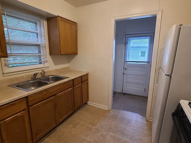 1617 Bradley Ave — Photo 4