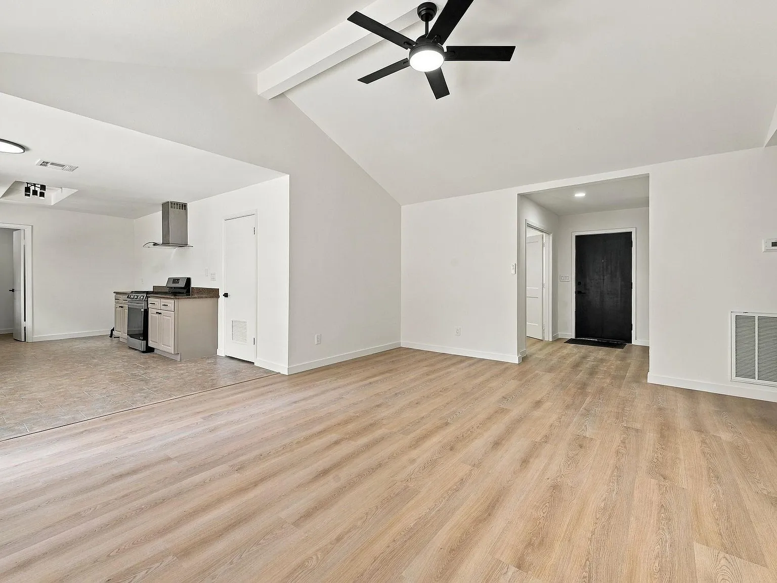 3 bed, 2.0 bath, 1609 sqft, $2,250 — Photo 2