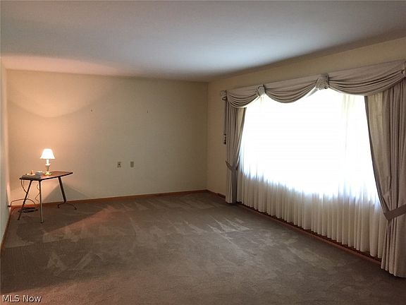 4th image of 681 Baker Dr