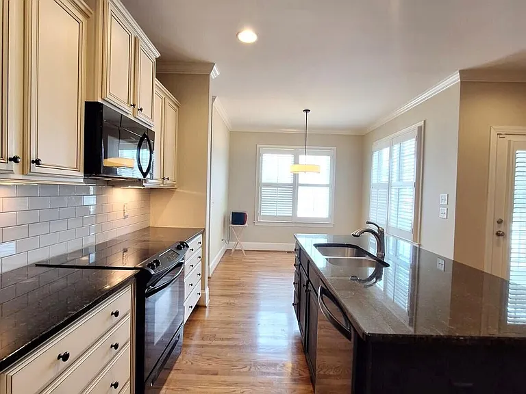 168 Blackwater Dr — Photo 4