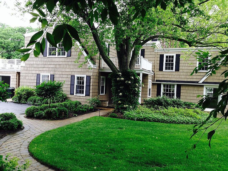 2nd image of 1139 N Green Bay Rd