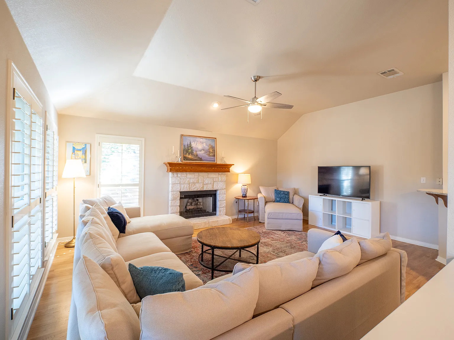 4 bed, 2579 sqft, $3,700 — Photo 4