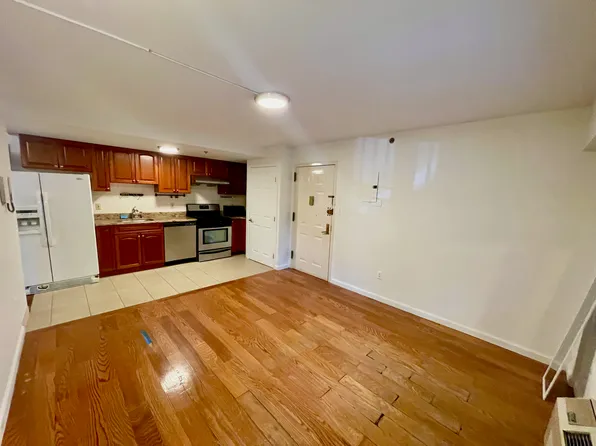 64-34 Grand Central Parkway image 4 of 13