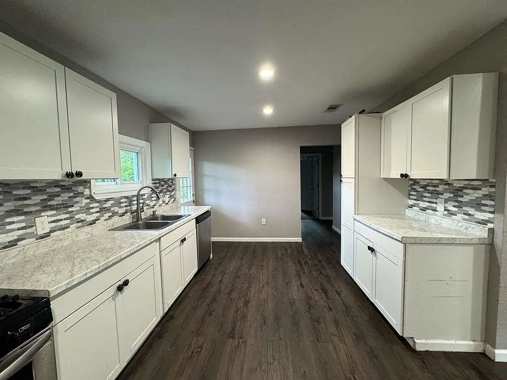 3 bed, 1.5 bath, 1265 sqft, $1,749 — Photo 3