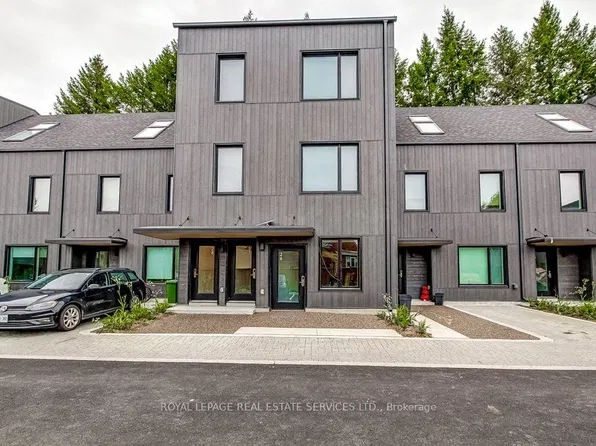 308 Parkside Dr #28, Hamilton, ON L8B 0Y6