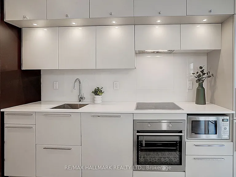15 Grenville St #1406 — Photo 33