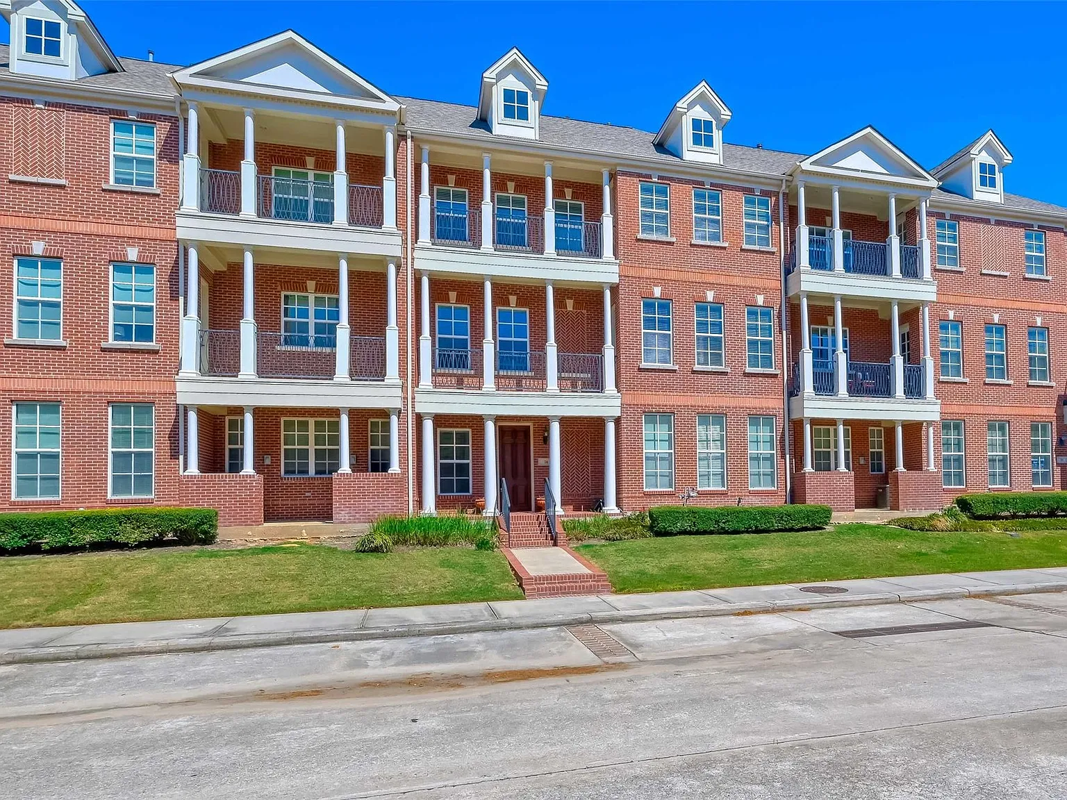 3 bed, 3.5 bath, 2396 sqft, $4,000 — Photo 4