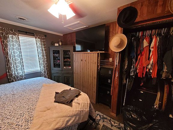 1st bedroom. Nice and big