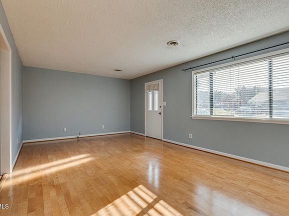 5th image of 97 Tulip Grove Cir APT 3
