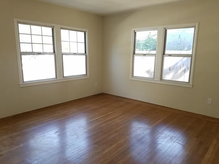 235 W Dana St — Photo 8