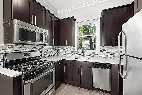 2nd image of 527 Carroll St #1F