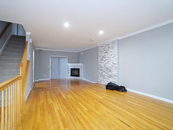 4th image of 32 Daniella Ct