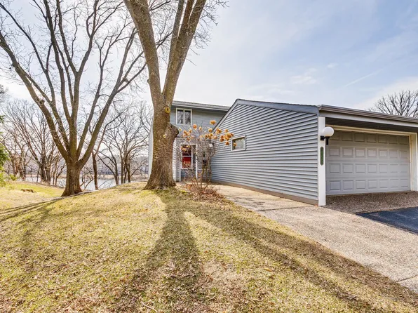 2728 Mackubin St, Roseville, MN 55113