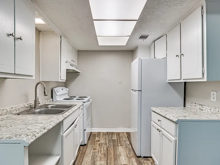 Hart House Apartments — Photo 10