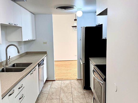 5th image of 207 W CLARENDON Avenue #17G