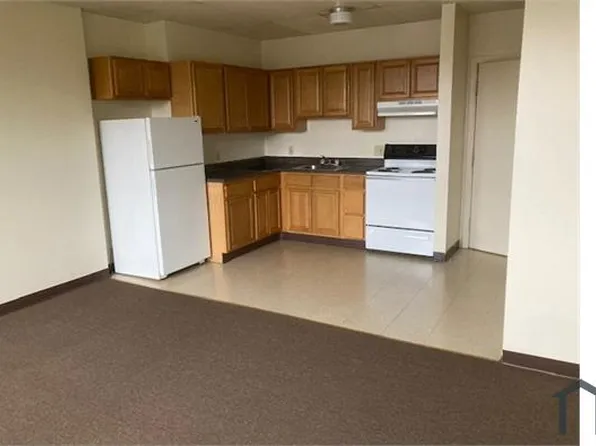 296 Oak St, Holyoke, MA 01040