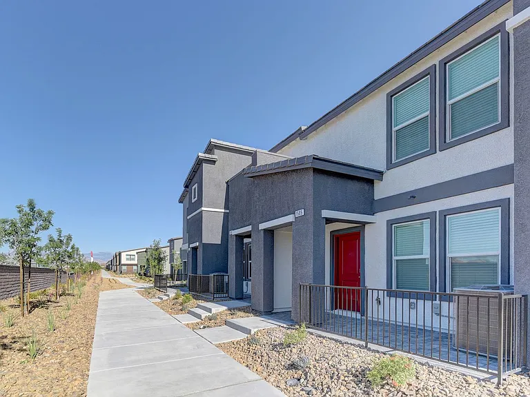 1505 Pamela Springs Ln — Photo 2