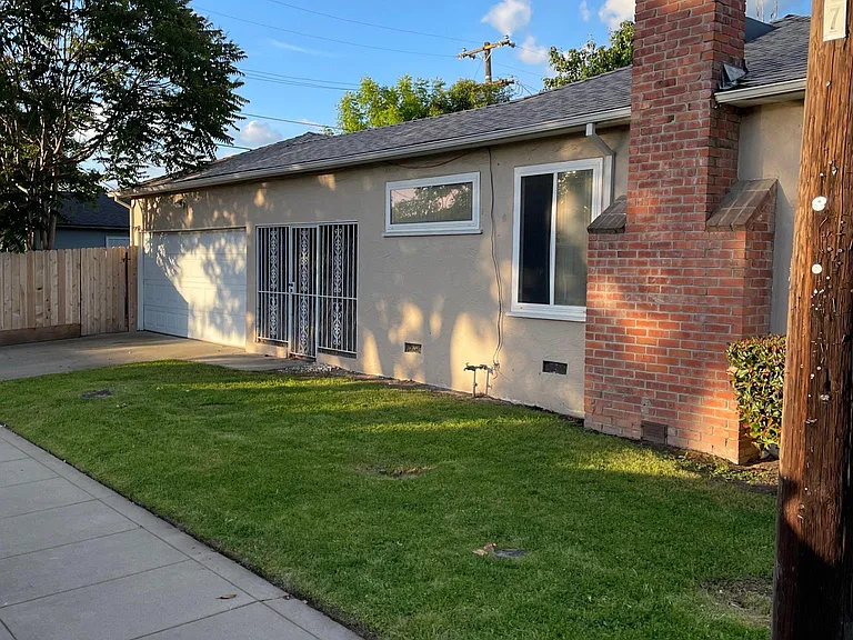201 E Churchill St — Photo 2