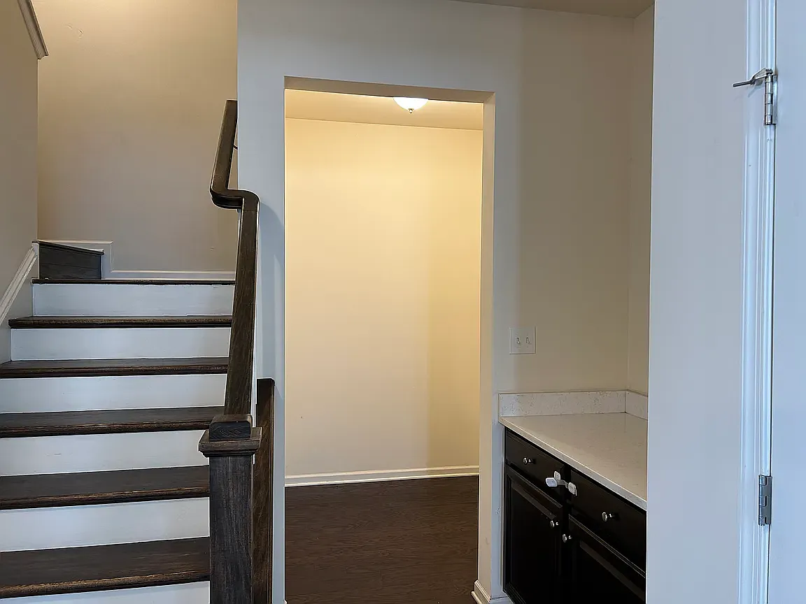 3 bed, 3000 sqft, $3,000 — Photo 2