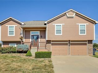 406 SW Cross Creek Dr, Grain Valley, MO 64029