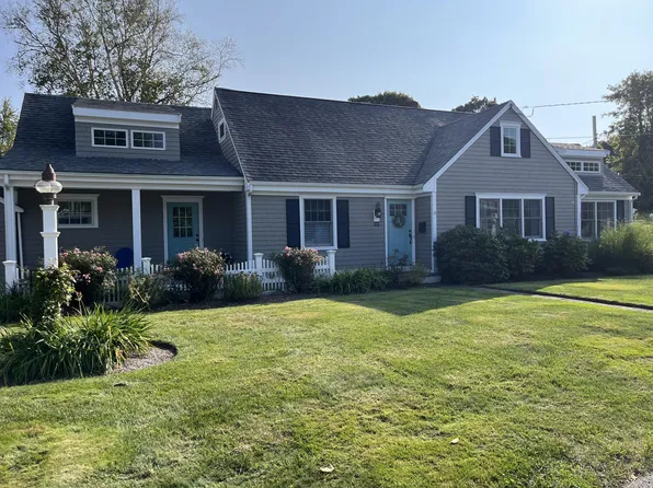 22 Meadow Lane, Falmouth, MA 02540