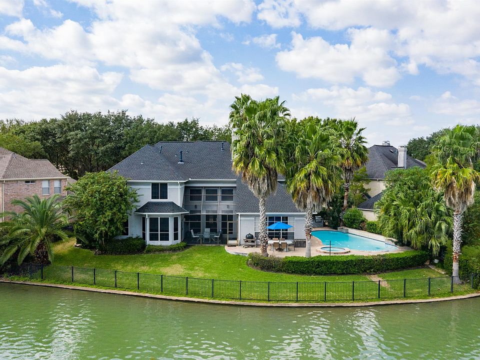 1st image of 319 Lake Bend Dr
