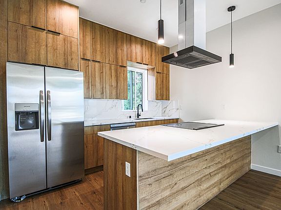 5th image of 2129 Aaron St #2127