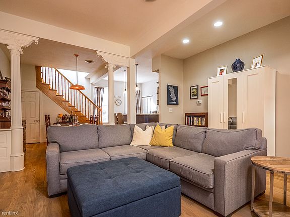2037-w-iowa-2ch-chicago-living-space