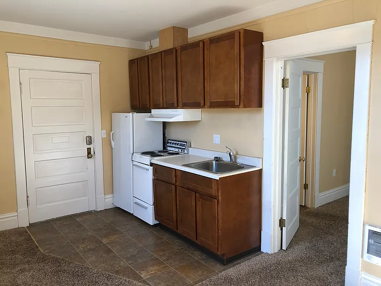 112 1/2 E Spring St #L — Photo 6