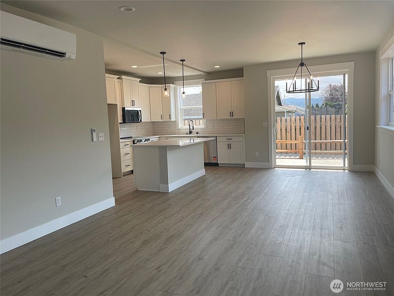 5th image of 2728 Humboldt St.