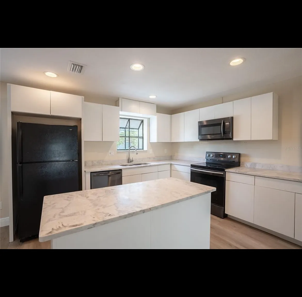 3 bed, 1408 sqft, $2,100 — Photo 1