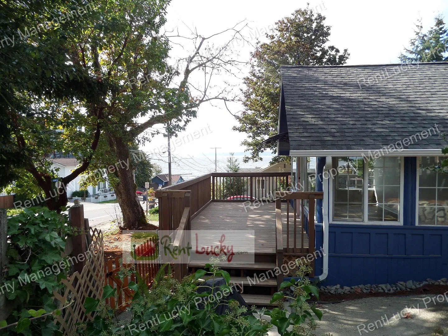 Spectacular Views! Unique & Adorable House W/Huge Deck - Walking Distance To Redondo Beach!! — Photo 4