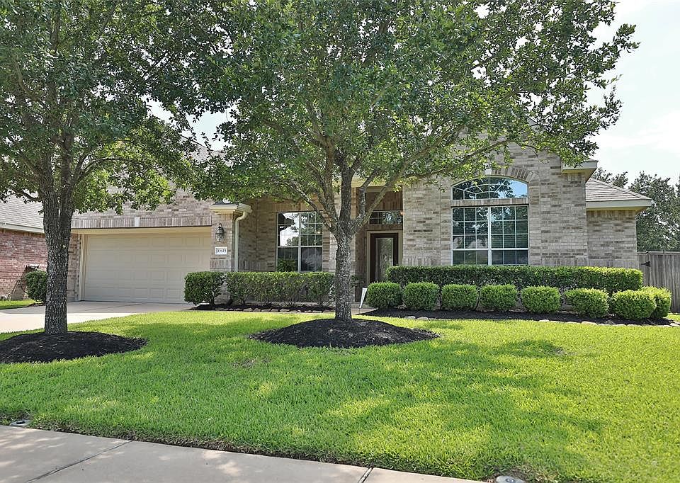 Welcome to 10615 Bowden Chase, located within the master planned community of Gleannloch Farms. Close to the Grand Parkway and 249 road access for ease in travel times.