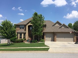 1902 N Candleshoe Dr, Fayetteville, AR 72701