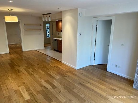 5th image of 2789 Harrison St #8
