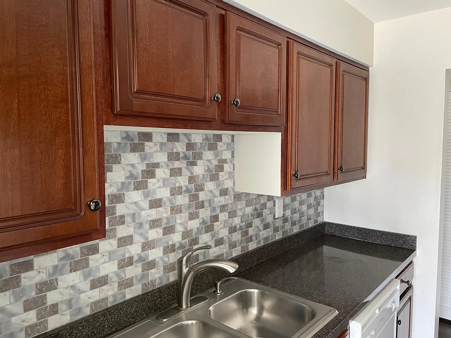 1 bed, 736 sqft, $1,100 — Photo 3