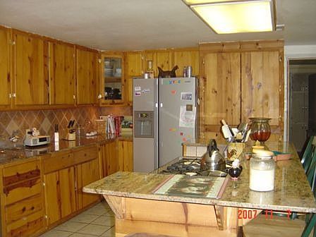 kitchen w/granite countertops
