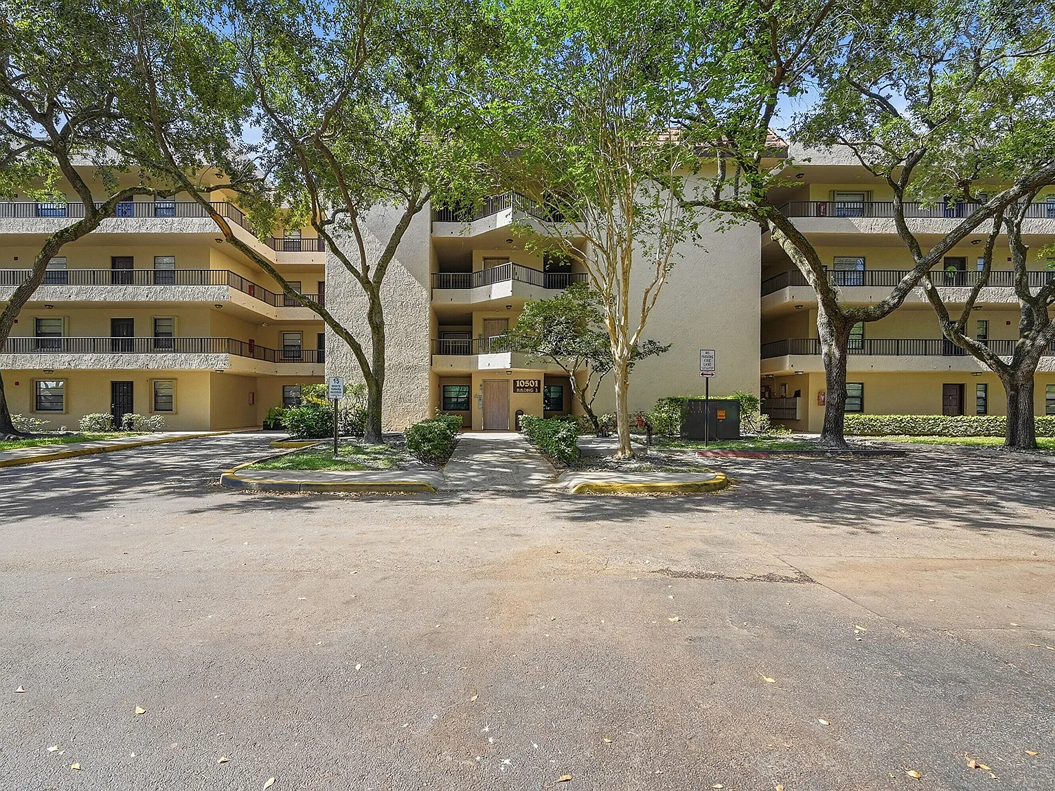 2 bed, 2.0 bath, 940 sqft, $2,300 — Photo 2