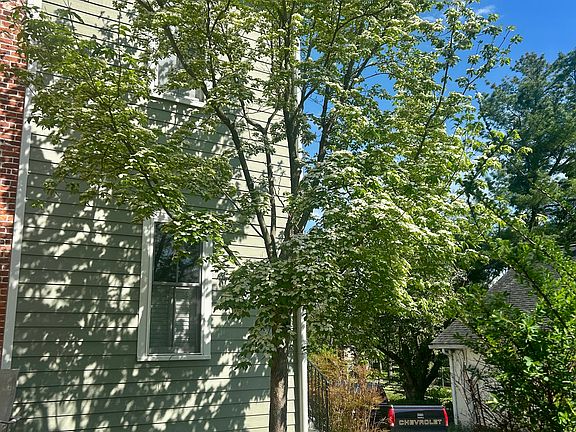 3rd image of 827 Wollaston Rd APT 4