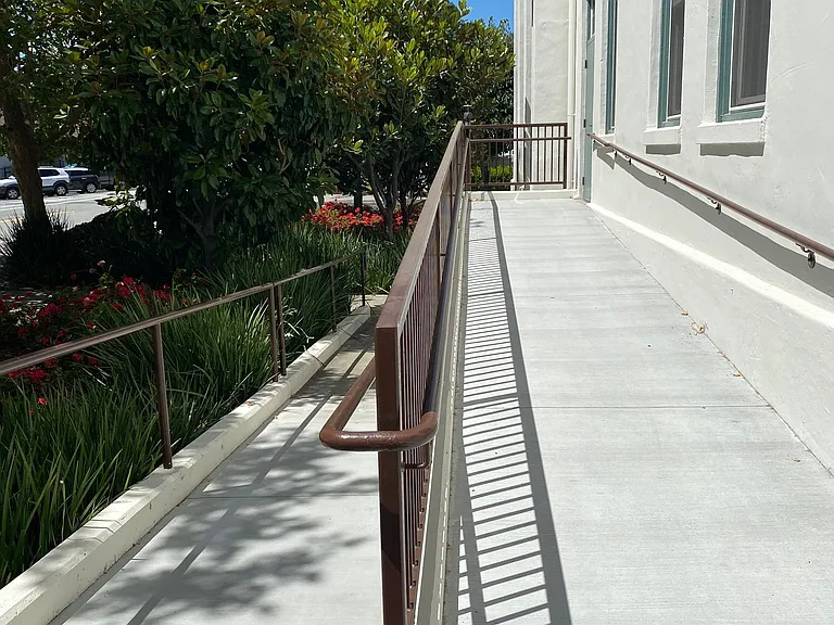 420 S Palm Dr — Photo 17